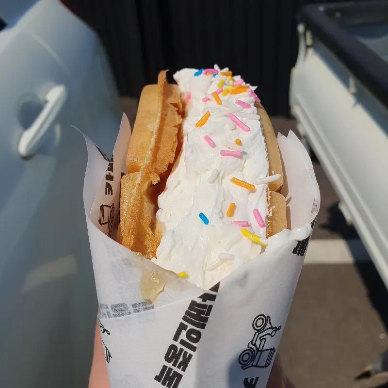 알록달록 스프링클이 뿌려진 와플