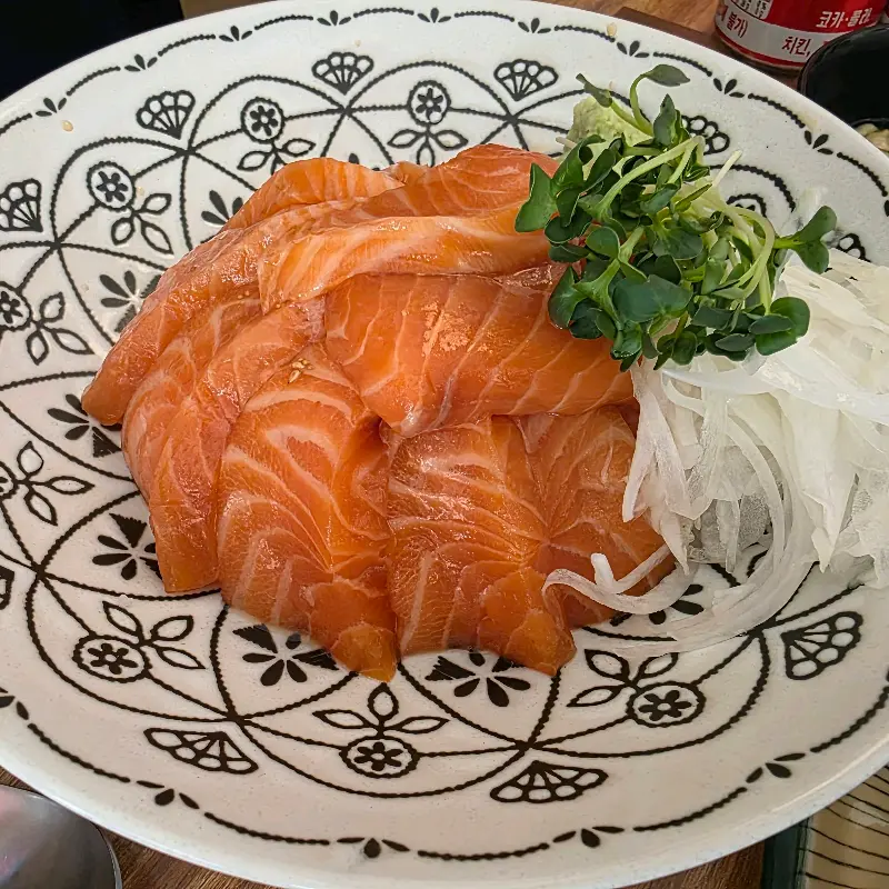 신선함이 눈으로도 느껴지는 떠먹는 모듬 초밥