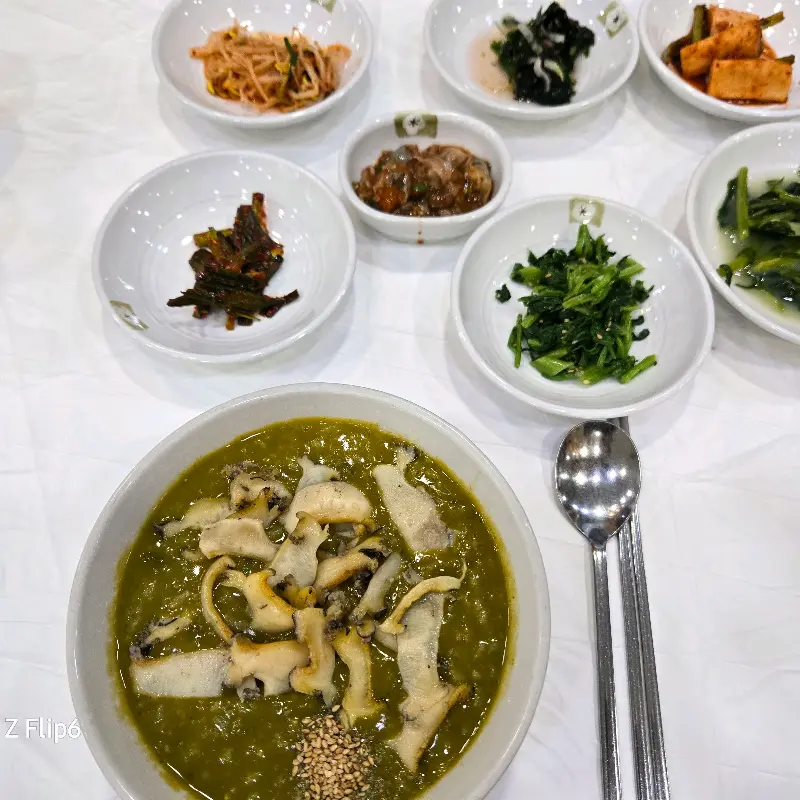 다양한 밑반찬과 전복죽