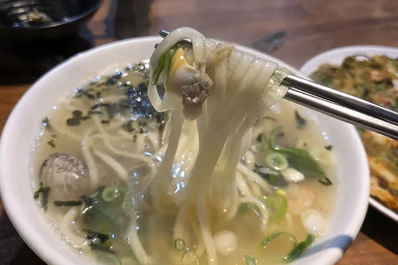 젓가락으로 면을 들어올린 모습