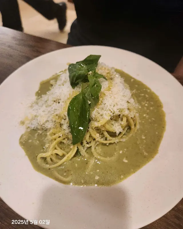 테이블에 놓인 파스타