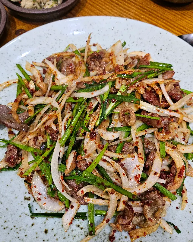 신선한 채소가 듬뿍 올려진 오리찜