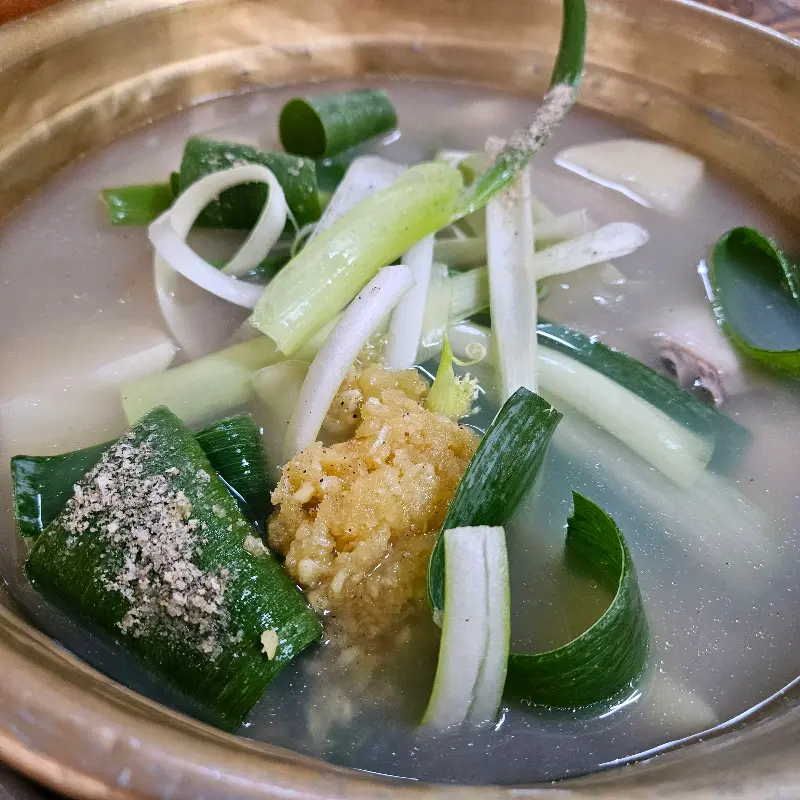 닭한마리 국물에 푹 익은 파의 모습