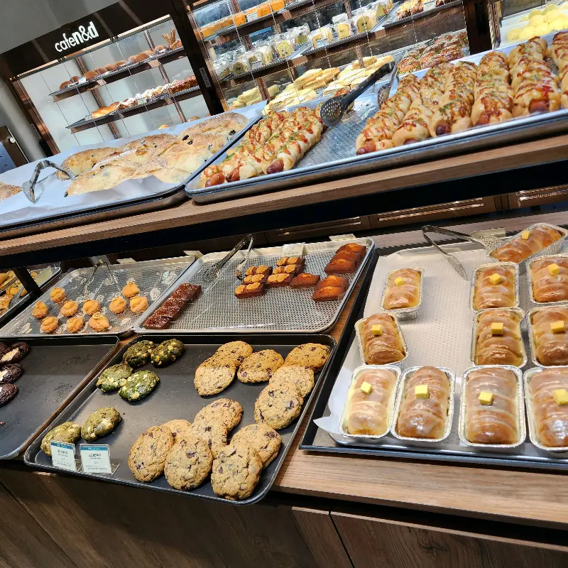 다양한 빵들이 진열된 모습