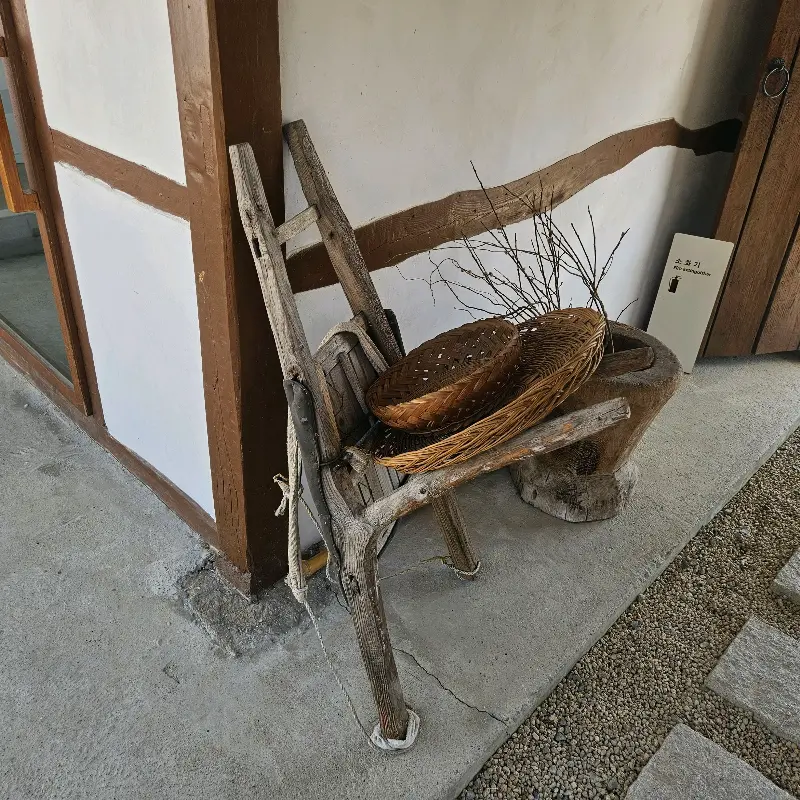 대동샘 카페 외부 장식