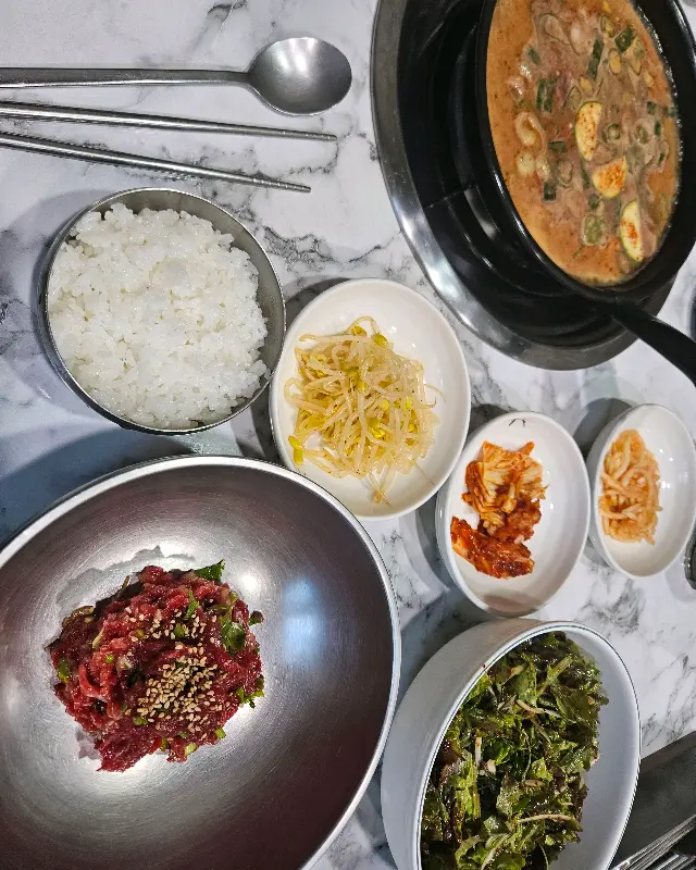 육회와 다양한 밑반찬