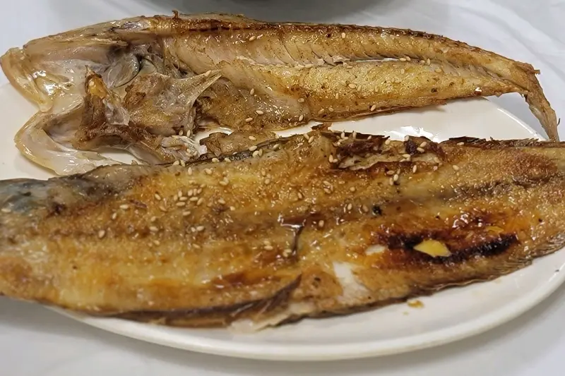 노릇노릇하게 구워진 생선구이