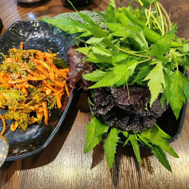 쌈을 싸 먹는 모습