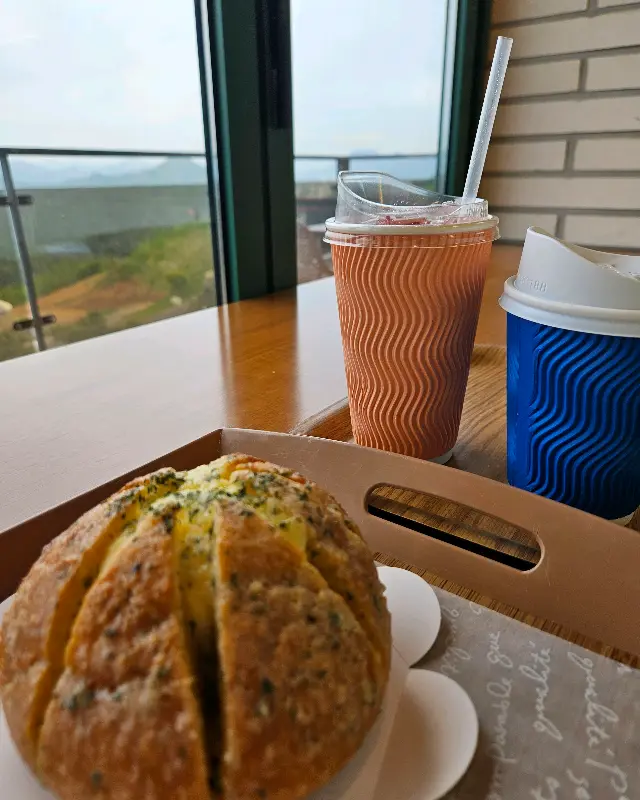 마늘빵과 음료