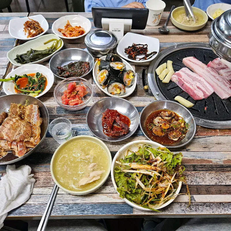 테이블 한 켠에 놓인 소스와 쌈 채소