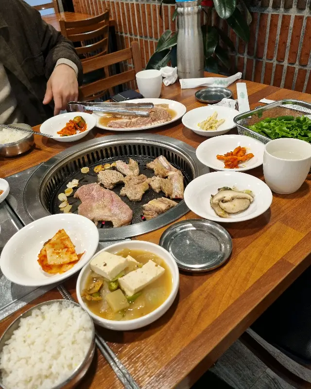 숯불에 구워진 돼지갈비와 푸짐한 상차림