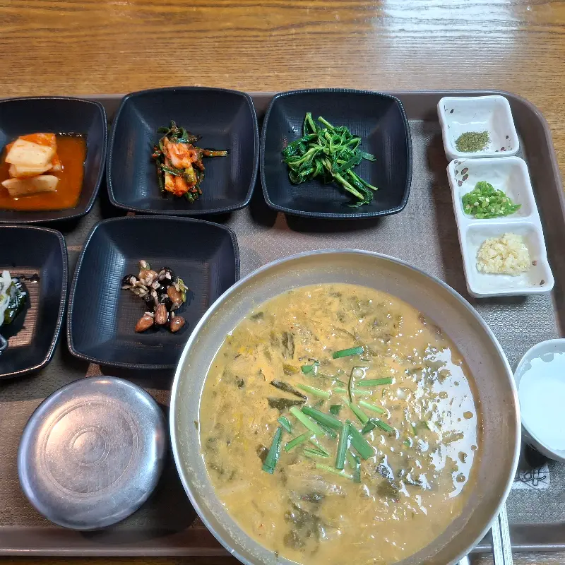 남대천식당 추어탕의 푸짐한 한 상 차림