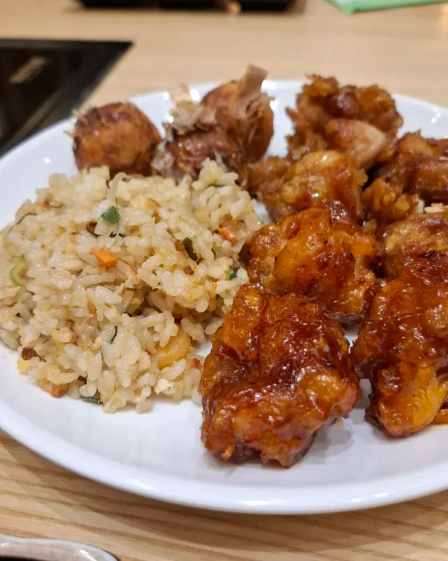 윤기가 흐르는 닭강정과 볶음밥