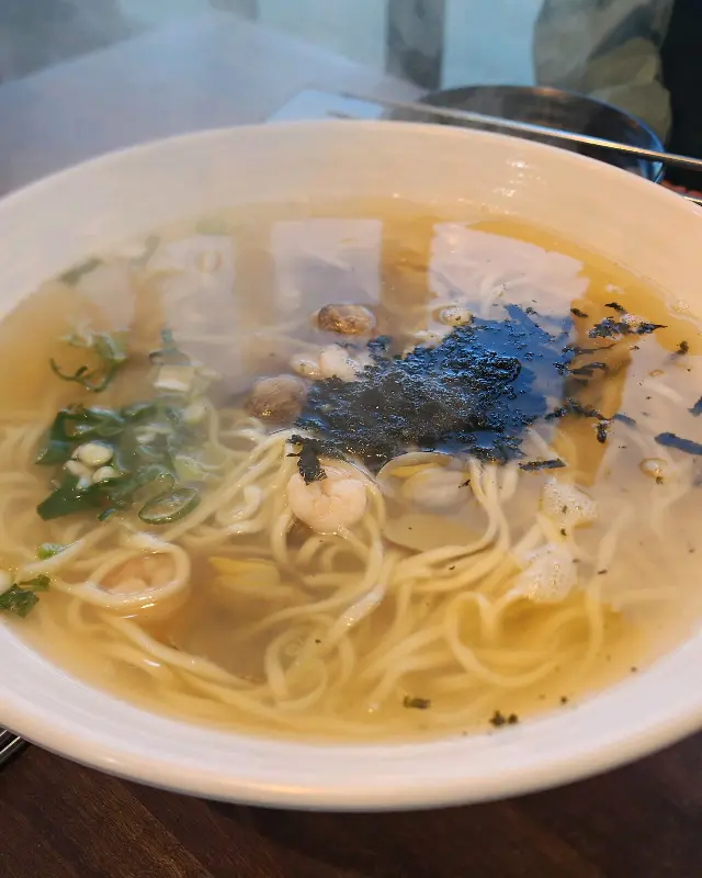 해물바지락 손칼국수의 푸짐한 모습