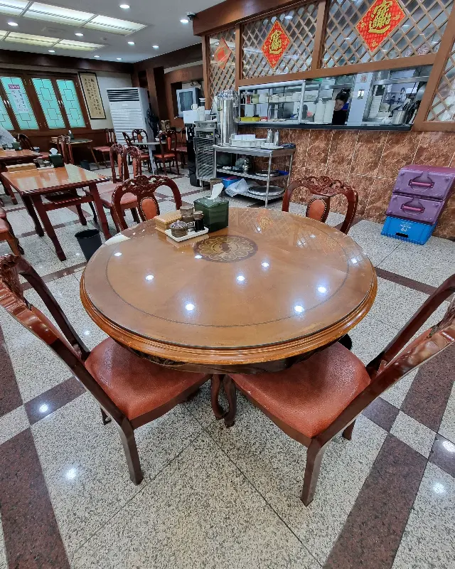 넓고 깔끔한 태원의 홀