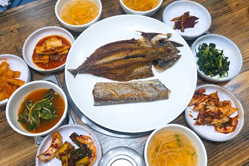 정갈하게 차려진 밑반찬과 갈치구이