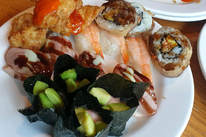 애슐리퀸즈 경주점의 초밥 & 롤 코너