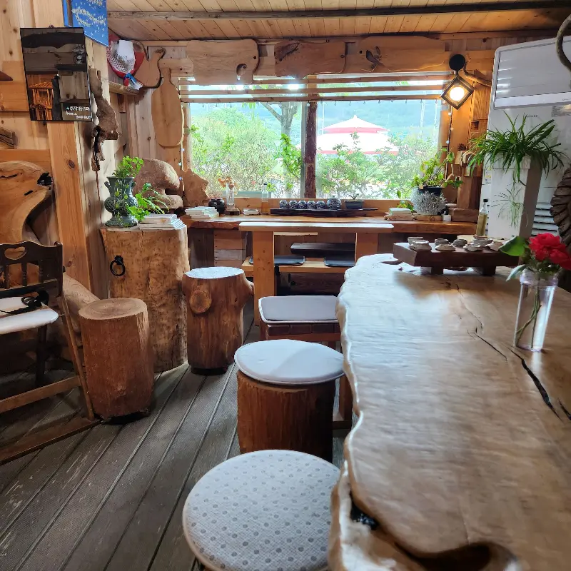 카페 내부, 나무로 꾸며진 따뜻한 분위기가 인상적이다.