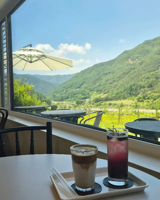 카페 내부 테이블과 의자