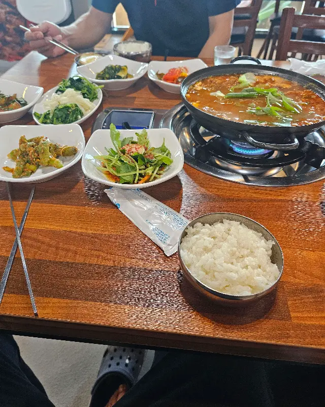 한 상 가득 차려진 제육볶음 정식