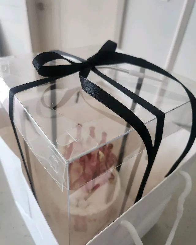 리본으로 묶인 케이크 상자