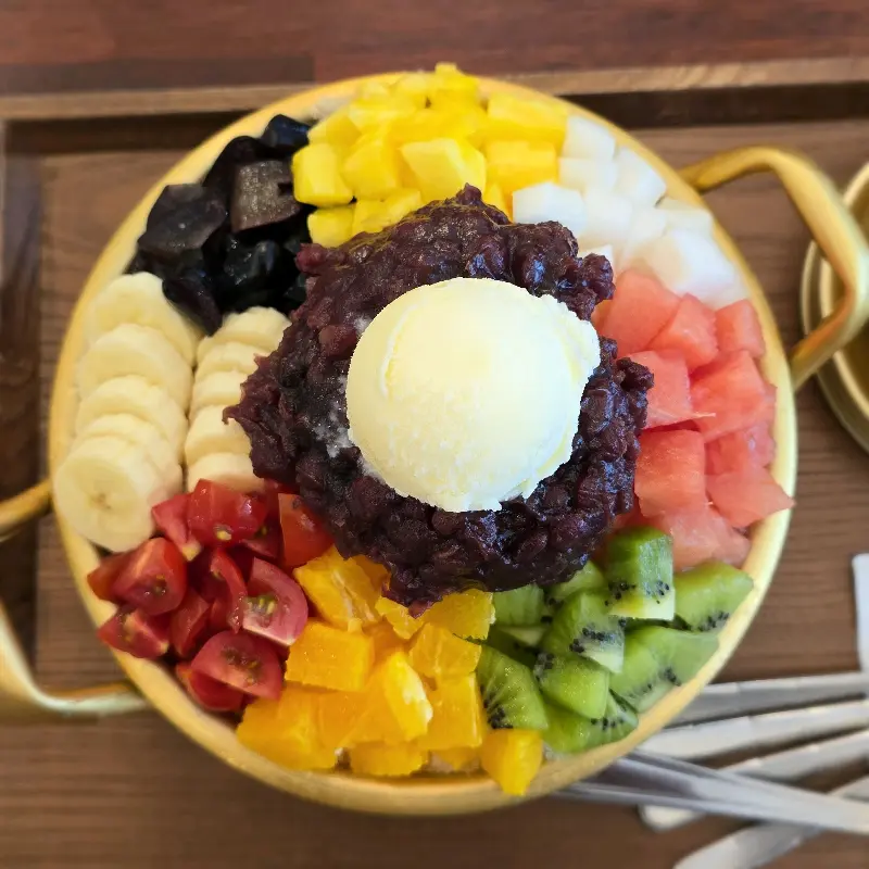 아이스크림과 팥이 듬뿍 올려진 과일 빙수