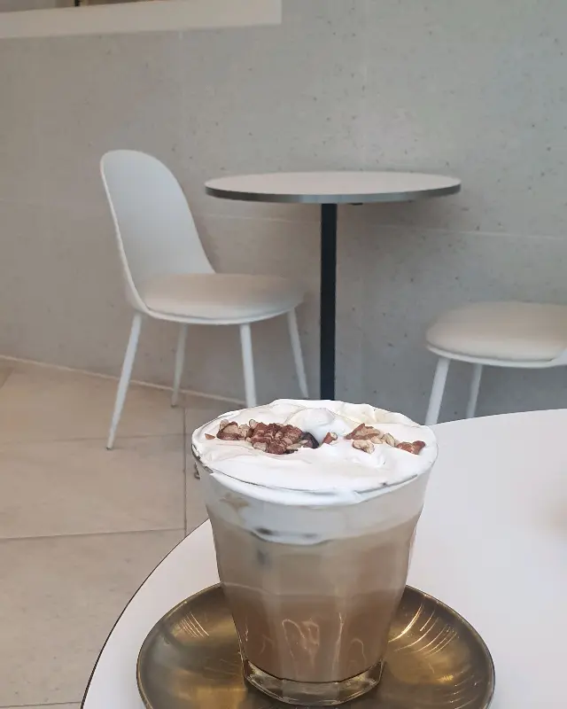 크림이 듬뿍 올려진 음료 사진