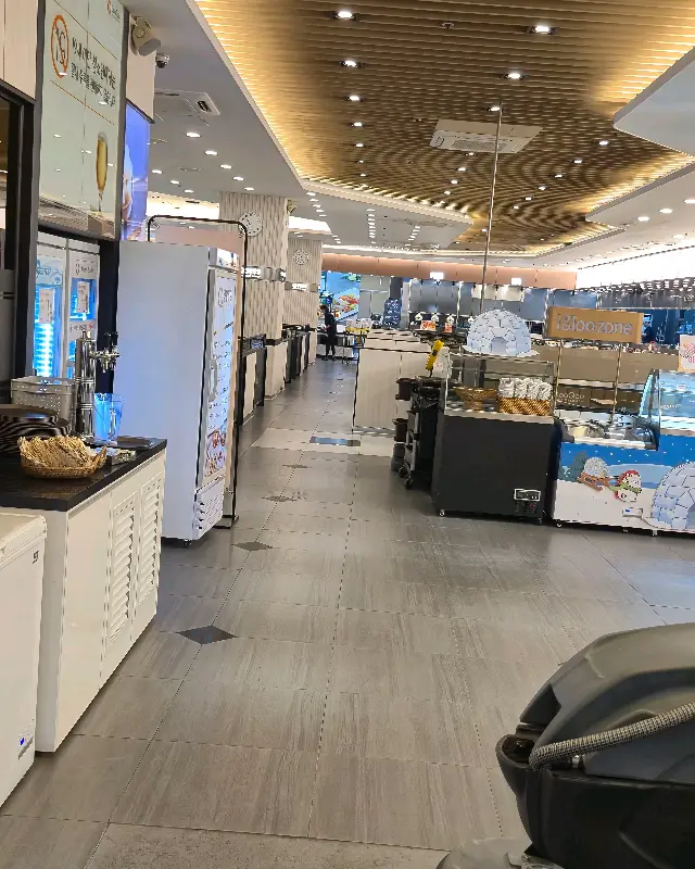 넓은 매장 내부