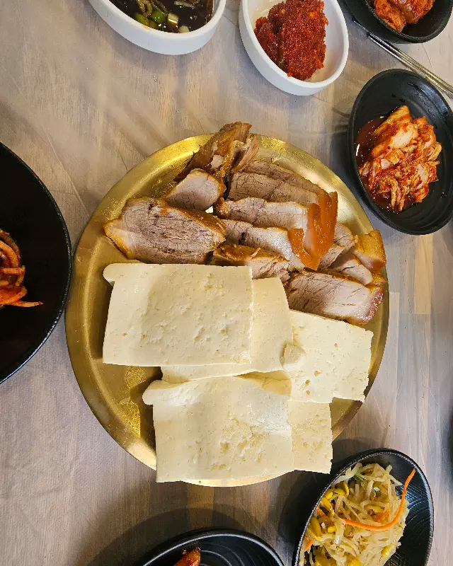 수육과 두부 한 상 차림
