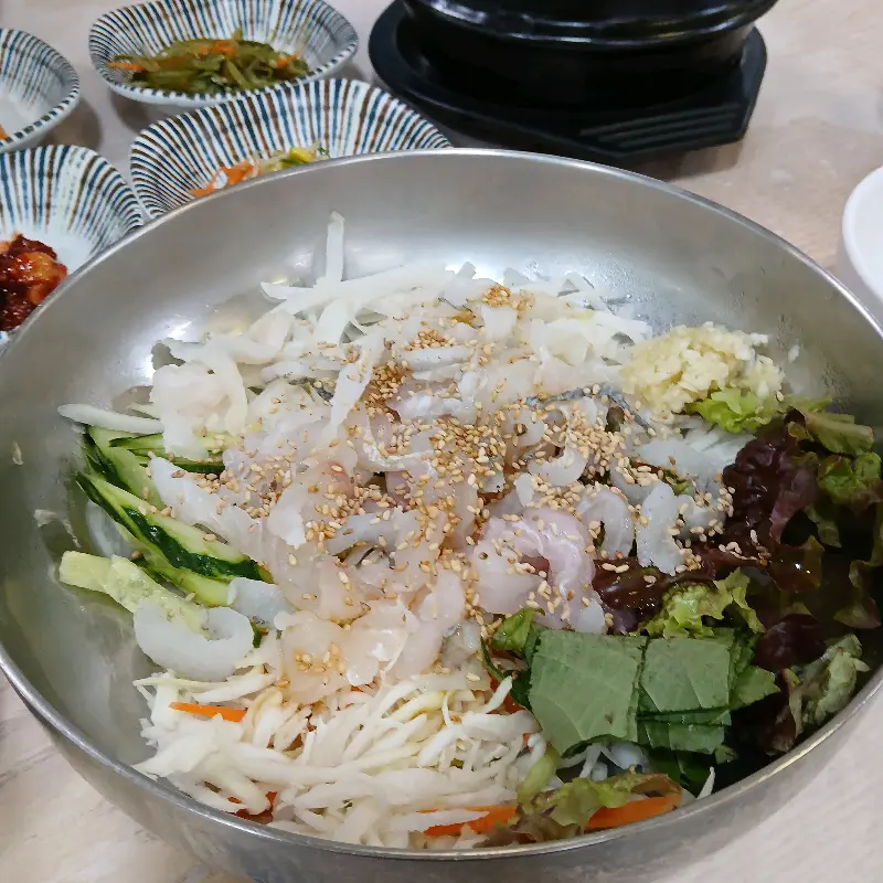 싱싱한 물회 한 그릇