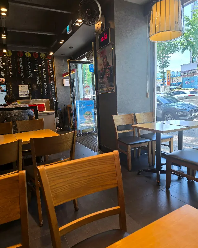 롯데리아 내부 테이블