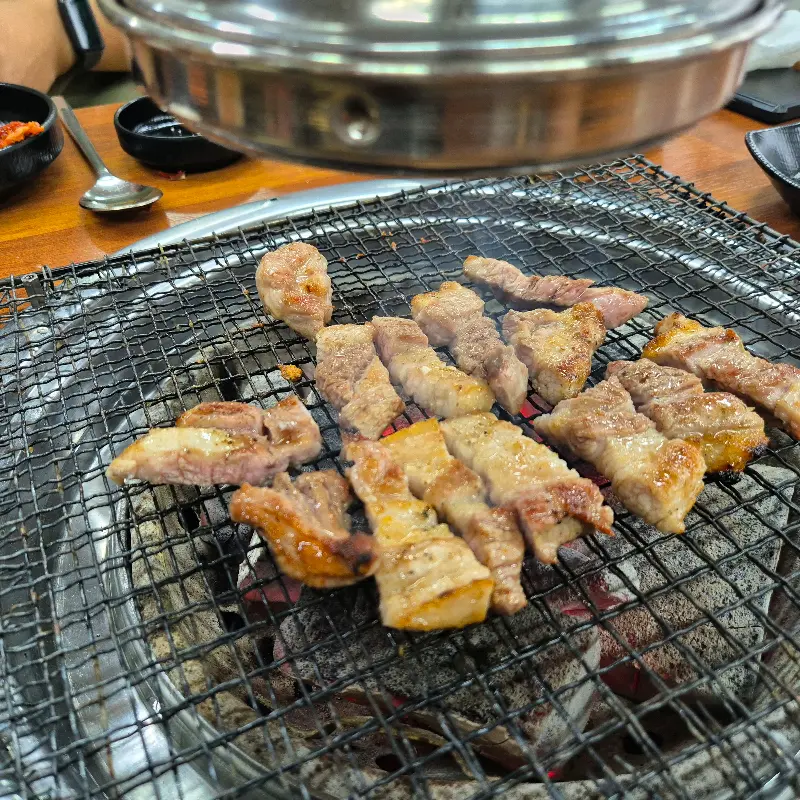 숯불 위에서 노릇하게 익어가는 목살