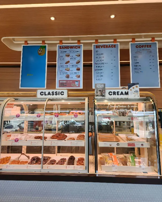 다양한 메뉴가 있는 쇼케이스