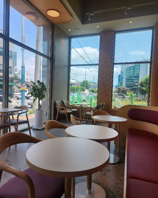 넓고 쾌적한 던킨도너츠 광양읍점 내부