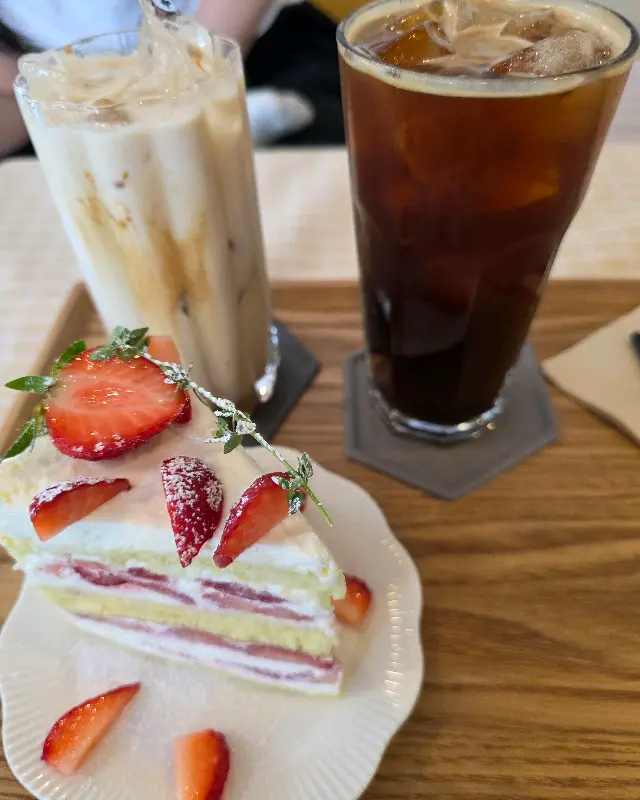 딸기 케이크와 라떼, 아메리카노의 조화