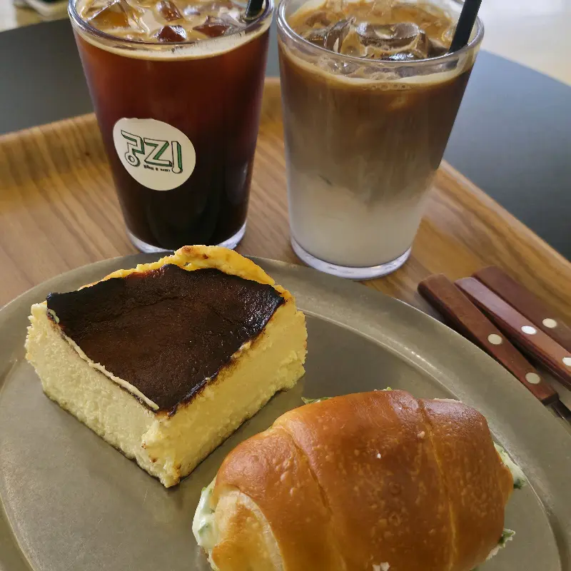 맛있는 빵들이 가득한 궁리카페