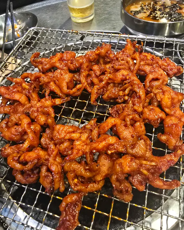 숯불 위에 가지런히 놓인 닭발