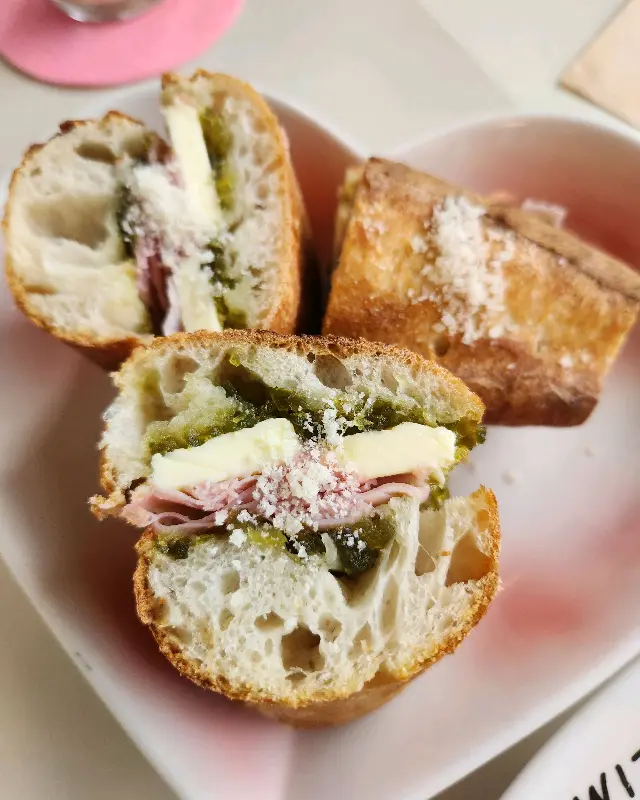 꿀 바질 바게트 샌드위치 단면