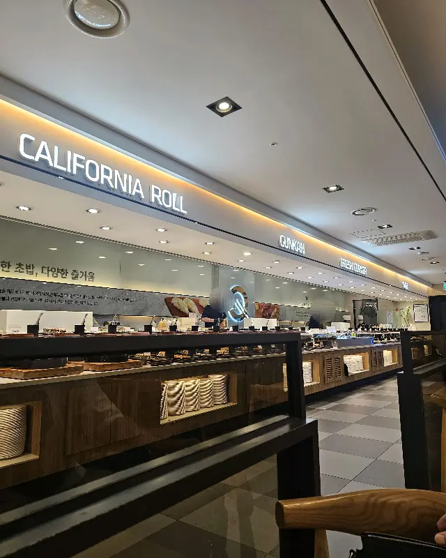 넓고 깔끔한 매장 내부