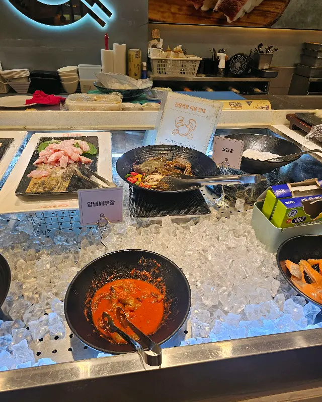 신선한 해산물이 진열된 모습