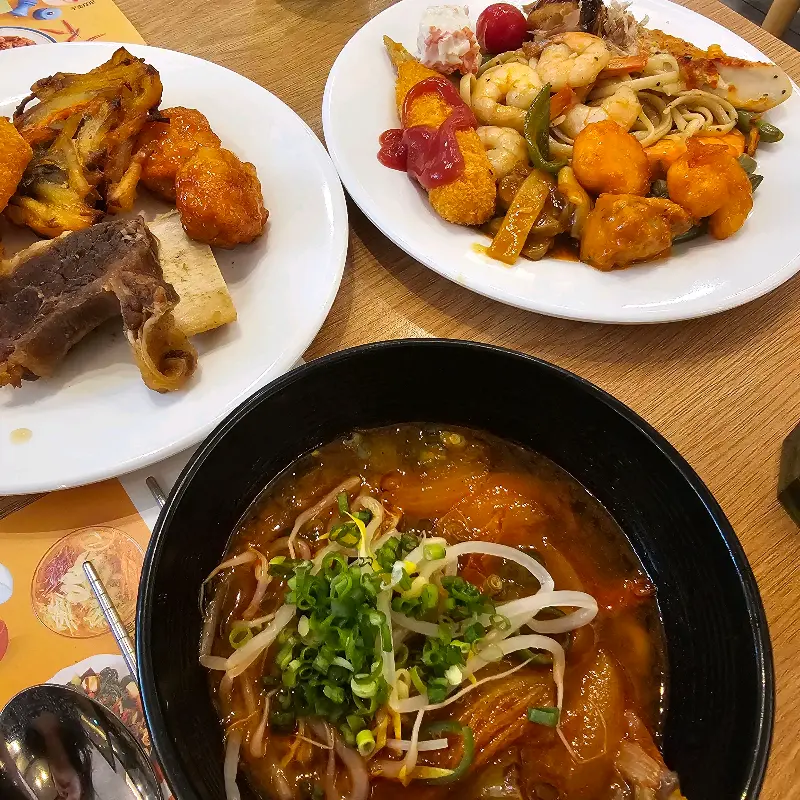 다양한 음식이 담긴 접시 사진