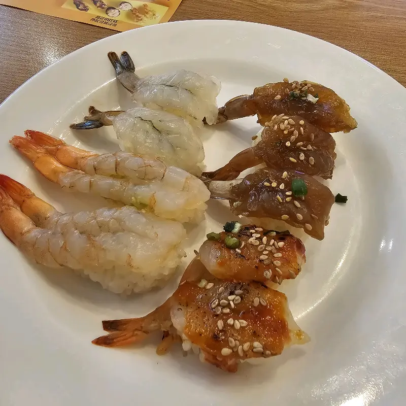 새우 초밥이 담긴 접시