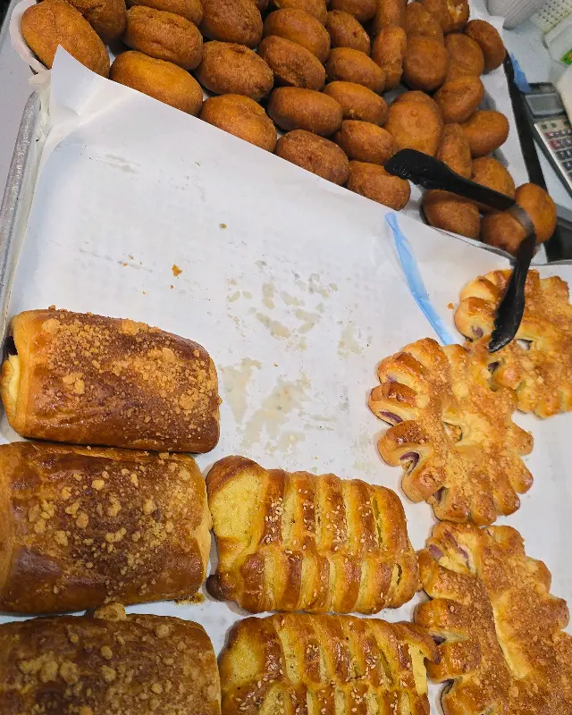 스위스베이커리 진열대 풍경