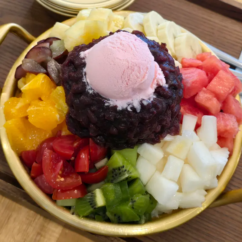 황금빛 쟁반에 담긴 과일 빙수