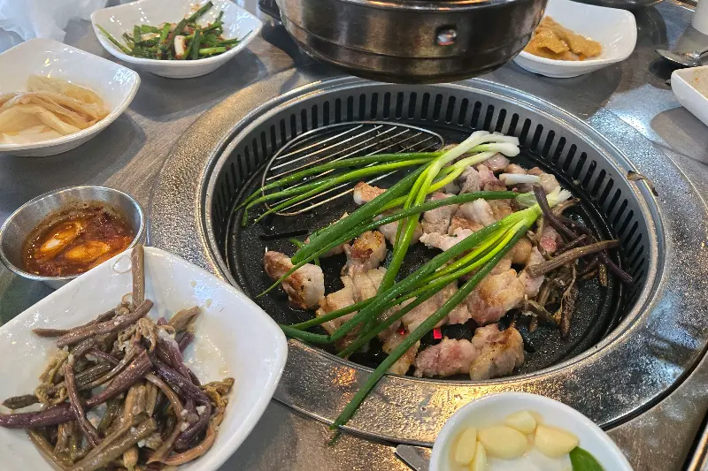 다채로운 곁들임 메뉴와 함께 즐기는 뒷고기