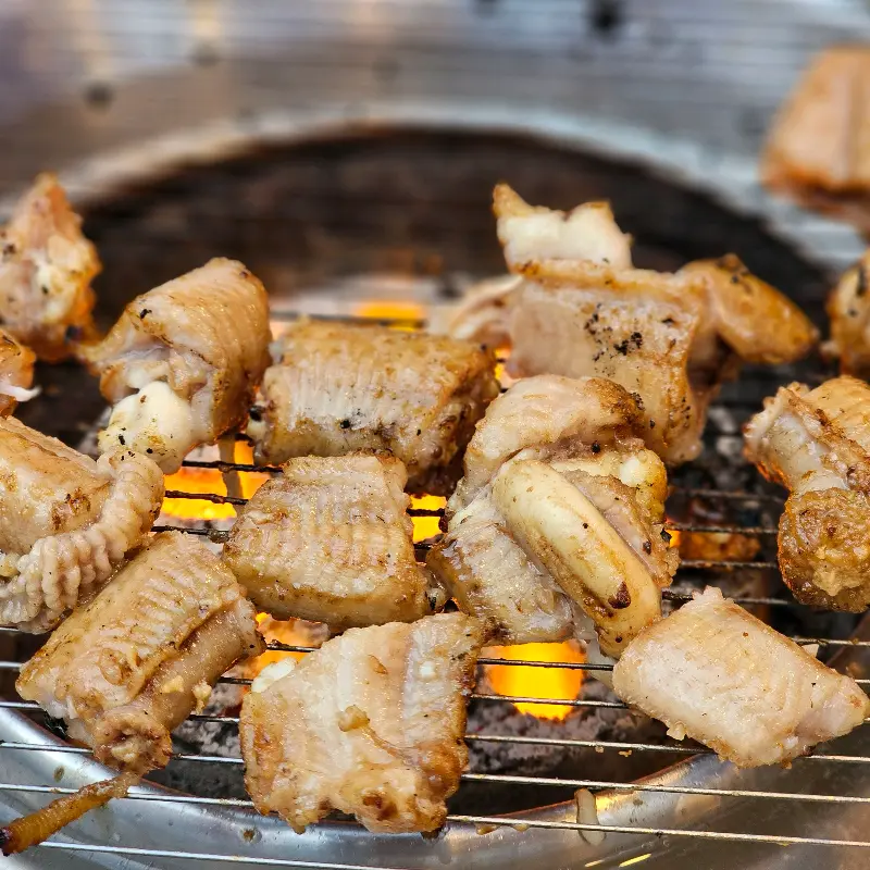 노릇하게 구워진 꼼장어 소금구이