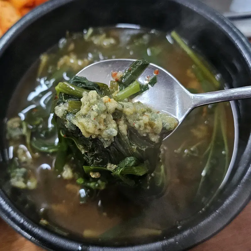 숟가락 위의 올갱이와 아욱