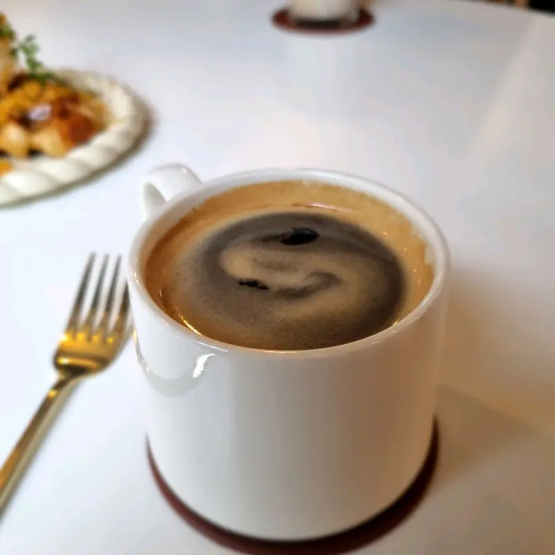 깔끔한 흰색 머그잔에 담긴 따뜻한 아메리카노