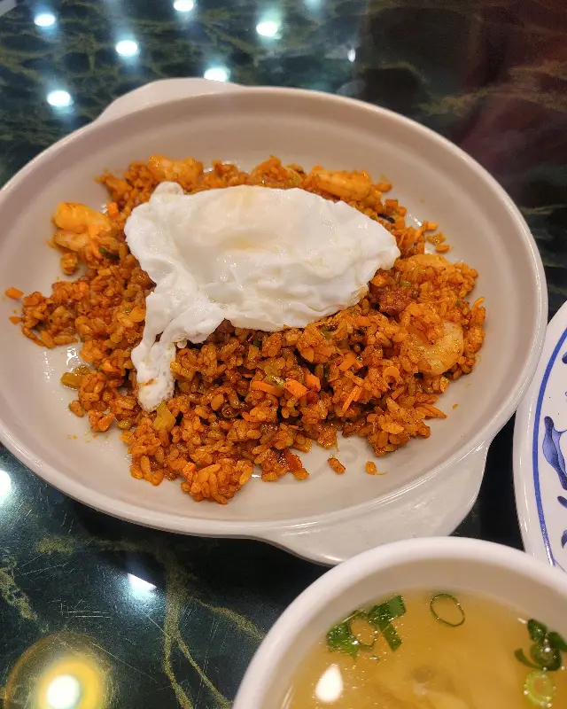 고슬고슬하게 볶아진 사천 볶음밥