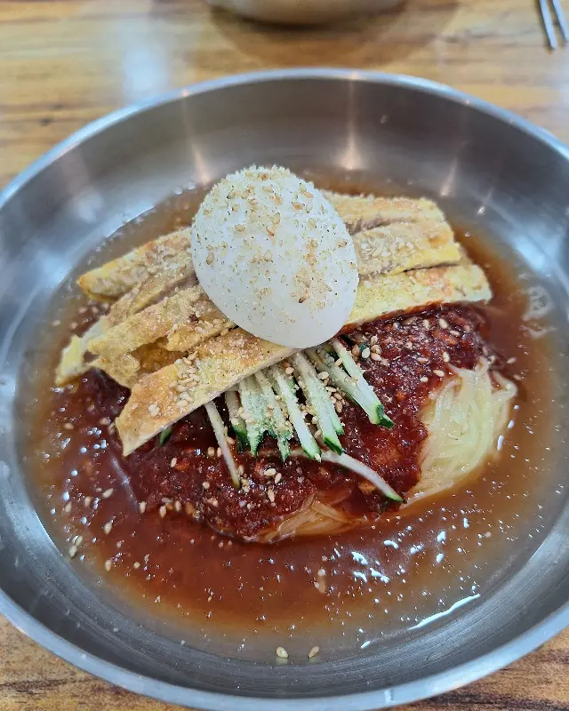 육전 밀면의 비주얼